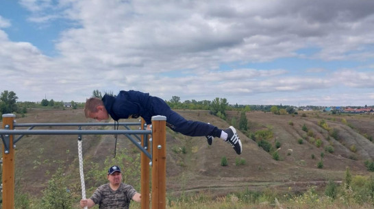 В Боброве активисты установили спорткомплекс для занятий воркаутом