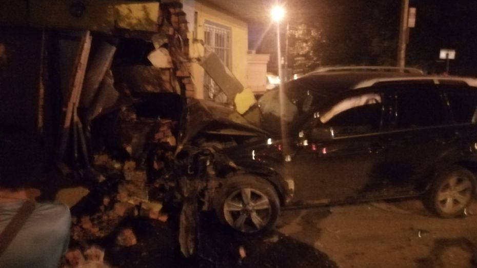 Peugeot снес угол дома после ДТП в Воронеже