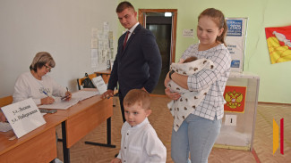 В Лисках ветеран СВО пришел на избирательный участок со всей семьей