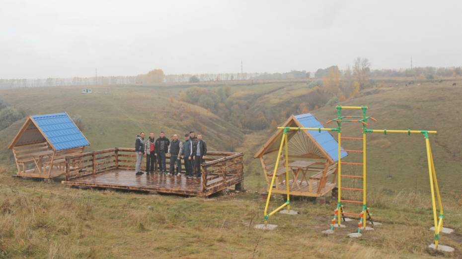 В Боброве активисты обустроили зону отдыха у горнолыжного спуска