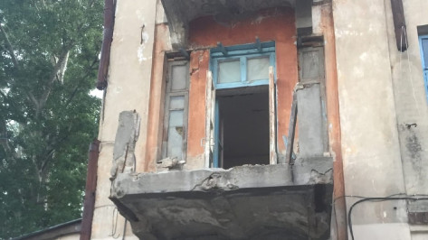 В Воронеже на памятнике архитектуры выломали 100-летние чугунные ограждения балконов