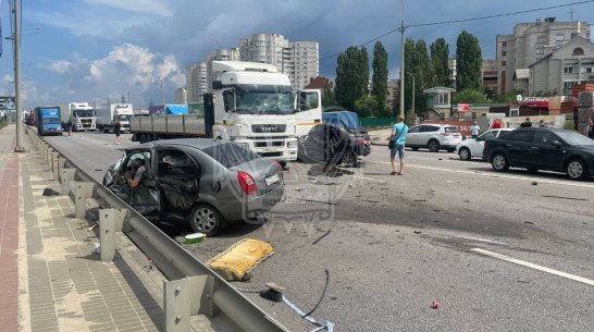 Смертельное ДТП сковало улицу Антонова-Овсеенко в Воронеже