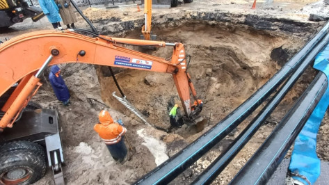 В Воронеже заменят 15 м трубопровода на месте прорыва канализации у памятника Славы