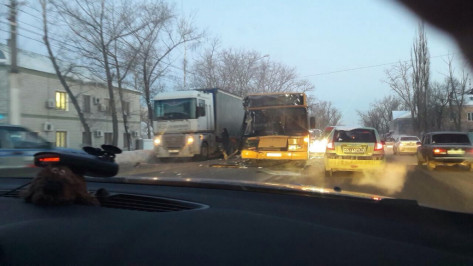 ДТП с пассажирским автобусом и фурой в Воронеже спровоцировало пробку