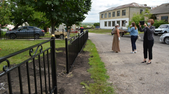 В нижнедевицком селе Першино активисты установили изгородь напротив досугового центра