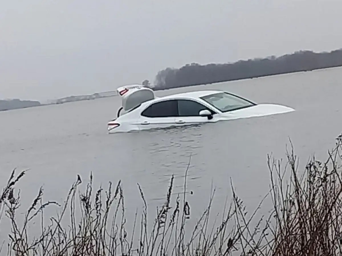 Под Воронежем машина ушла под воду при попытке проехать по затопленному  мосту: видео