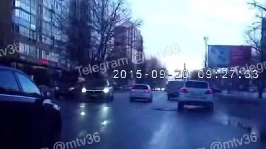 В Воронеже машина сбила курьера на электросамокате