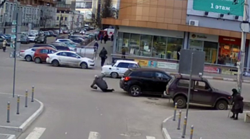 В центре Воронежа Mitsubishi сбил женщину: ДТП попало на видео