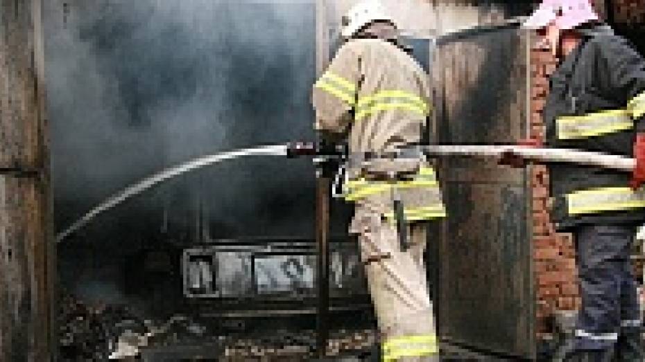 В семилукском селе вместе с гаражом сгорел «ВАЗ-2104»