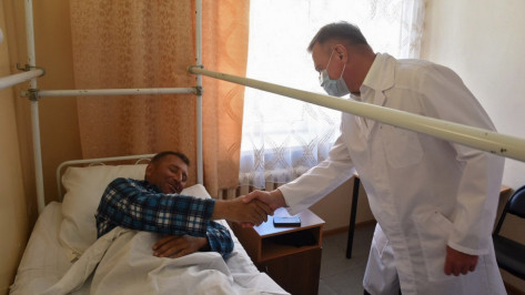 Александр Гусев поблагодарил главу Курской области за помощь воронежцу, пострадавшему при украинском обстреле