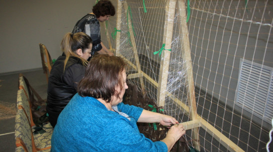 Панинцы приступили к плетению маскировочных сетей для участников СВО
