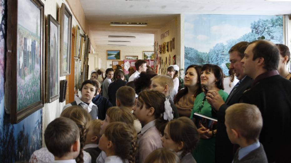 В аннинской школе открылась экспозиция художника Александра Курзанова
