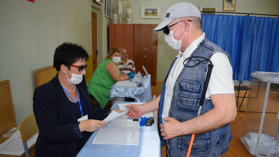 Житель Борисоглебска проголосовал на участке с помощью трафарета для незрячих