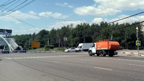 Соцсети: провисшие провода помешали транспорту на остановке в Воронеже