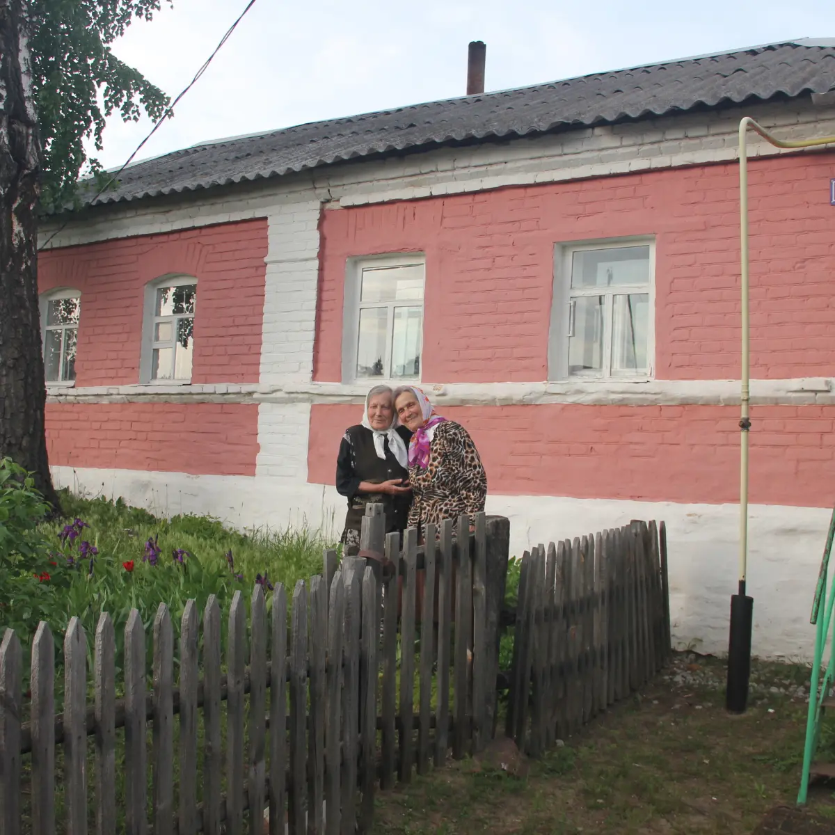 У нас общее все». Сестры-пенсионерки вернулись из Воронежа в 100-летний  сельский дом