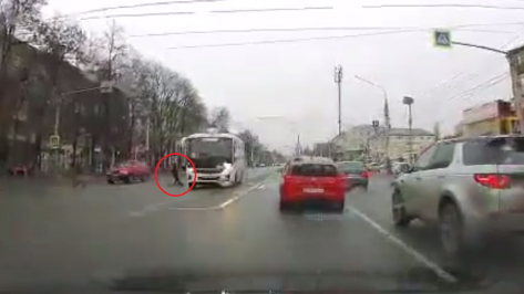 В Воронеже оштрафовали водителя маршрутки, который не пропустил ребенка на самокате