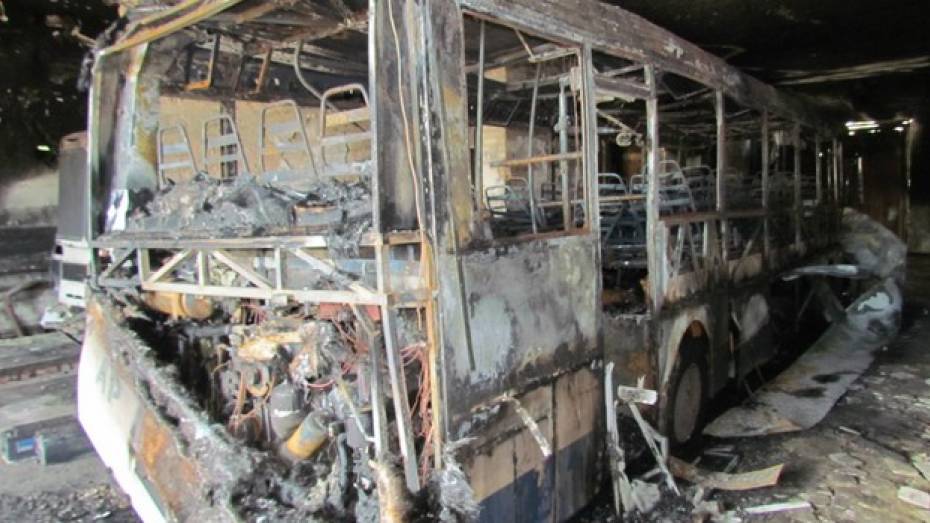 Сегодня ночью в Нижнедевицке сгорел пассажирский автобус
