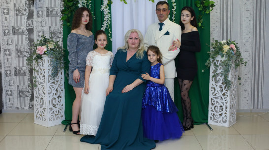 «Главное, чтобы дочки росли добрыми и порядочными людьми». Супруги Аджамян рассказали, как воспитывают четверых детей