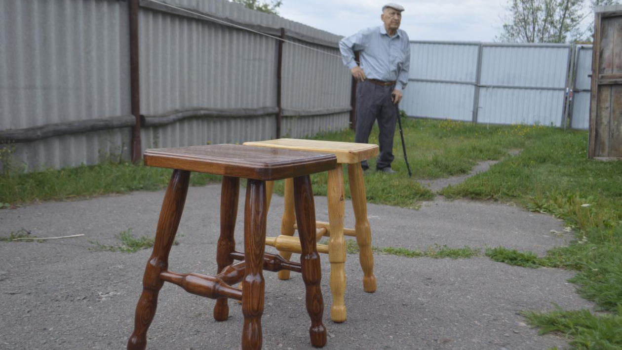 «Все болячки забываются». Слепой 92-летний мужчина мастерит табуретки под Воронежем