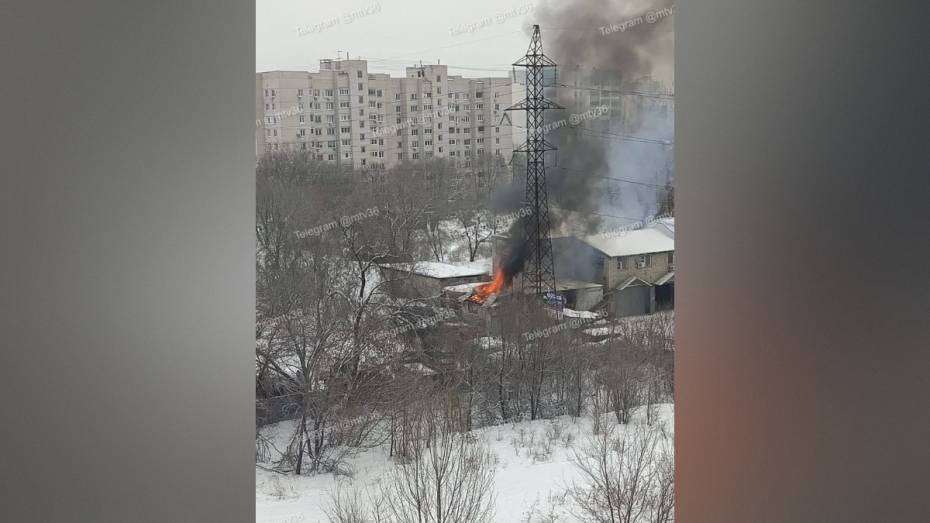 В Воронеже на улице Ворошилова загорелся гараж днем 30 января