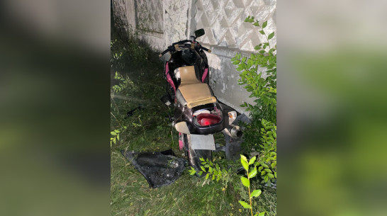 В Воронежской области 17-летний парень на мотоцикле врезался в железобетонный забор