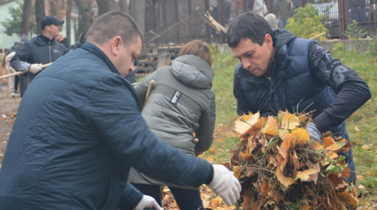 Председатель Воронежской гордумы Андрей Дьяченко принял участие в субботнике в Бринкманском парке