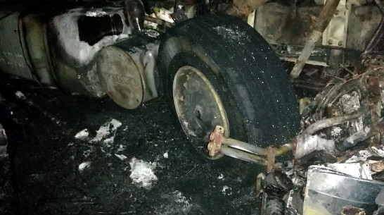 ВАЗ сгорел после столкновения с грузовиком в Воронежской области