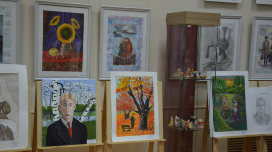 Выставка выпускников детской художественной школы открылась в Острогожске