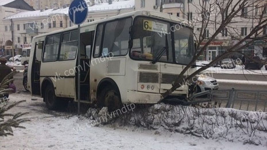 В Воронеже столкнулись внедорожник и автобус №6м: пострадала пассажирка