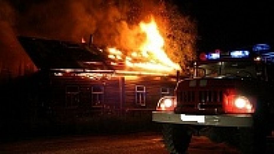 В нижнедевицком поселке из-за неисправного газового баллона загорелся четырехквартирный дом