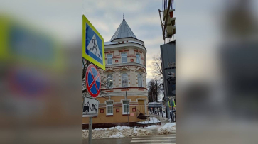 «Снесло крышу»: снег сломал козырек на здании управления ЖКХ Воронежа