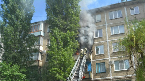 В центре Воронежа пожарные спасли двух женщин из горящей квартиры