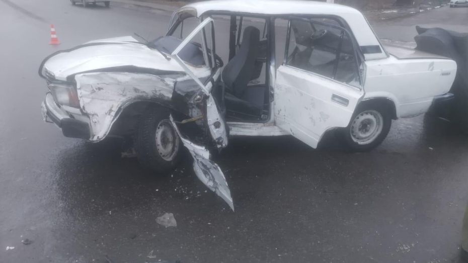 В Воронежской области в ДТП с ВАЗом и «Нивой Шевроле» пострадал 21-летний водитель