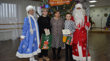 Новогодние подарки от зампреда Госдумы Алексея Гордеева передали сестрам из воронежского села