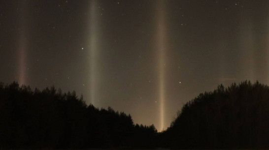 В небе над Воронежской областью заметили световые столбы
