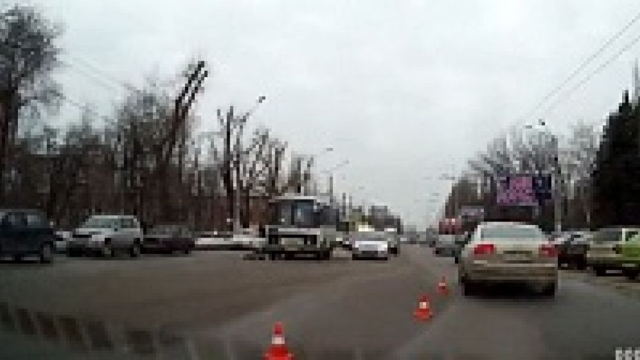 В Воронеже маршрутный автобус насмерть сбил пожилую женщину