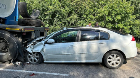 Renault Laguna врезался в грузовик на трассе Воронеж – Луганск: двое госпитализированы