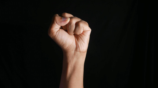 В Воронеже мужчина избил 68-летнюю пенсионерку, попросившую уступить место на скамейке