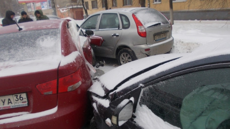 В Воронеже пассажирка Kia пострадала в ДТП с участием 5 автомобилей