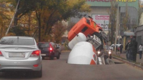 «РВК-Воронеж» продлил на месяц ремонт коллектора на месте провала бетономешалки 