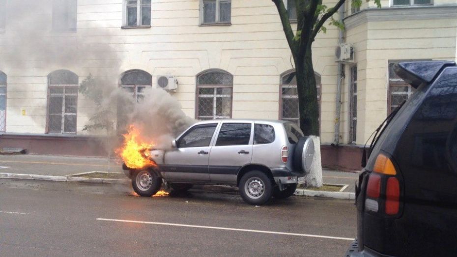 В центре Воронежа загорелась «Шевроле Нива»