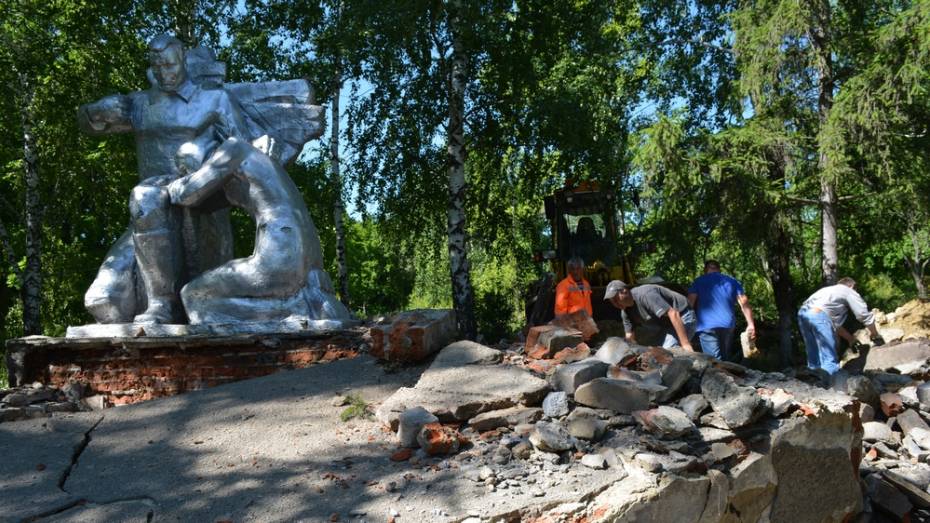 В нижнедевицком селе отремонтируют разрушенный мемориал погибшим в годы ВОВ землякам