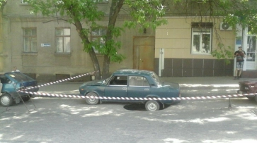 В центре Воронежа автомобиль провалился в асфальт 