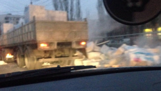 В Воронеже фура с бетонными блоками опрокинулась на Остужевском кольце