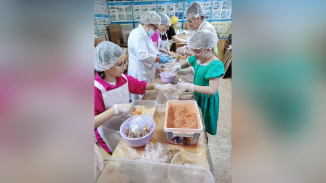 Калачеевские волонтеры приготовили 1064 порции «сухого борща» для бойцов СВО