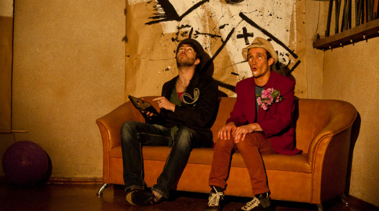 На открытии выставки социального стрит-арта актеры театра «Неформат» устроили перфоманс (ВИДЕО)