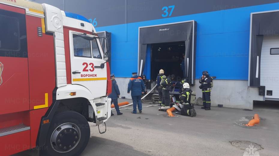 Под Воронежем из распределительного центра эвакуировали 8 человек