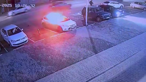 В Воронежской области мужчина лопатой разбил стекло Ford и поджег автомобиль