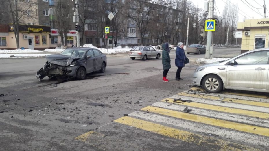 В Воронеже при столкновении 3 машин пострадала 21-летняя девушка