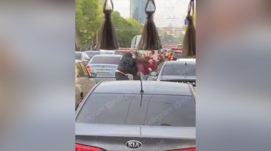 Жесткую драку водителей в пробке сняли на видео в Воронеже